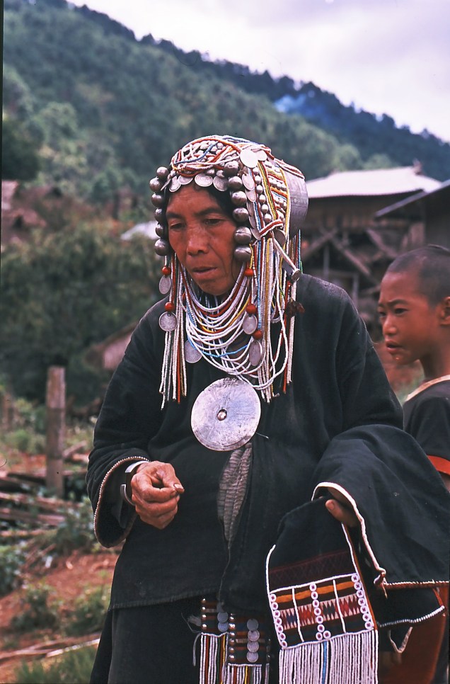 donna Akha e bambino