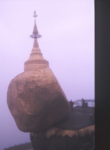 golden rock con monaci