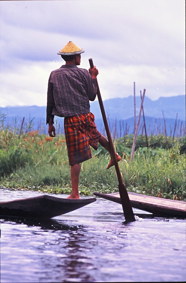 pescatore che rema c piede